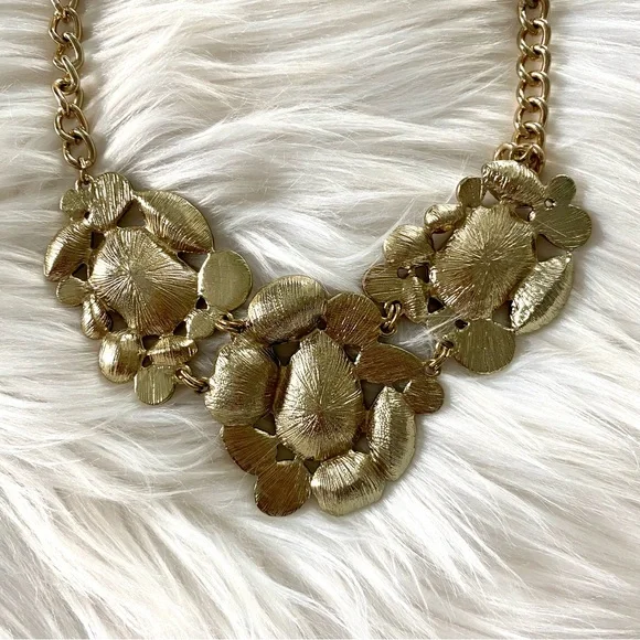 Rhinestone gold necklace - Picture 3 of 4